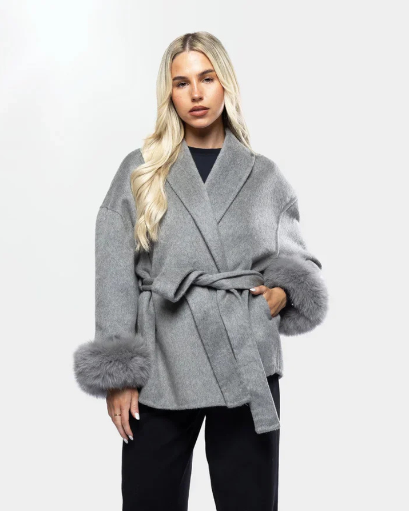 Livia Abrigo Largo Mujer – Mangas Faux Fur, Cinturón y Forro Cálido
