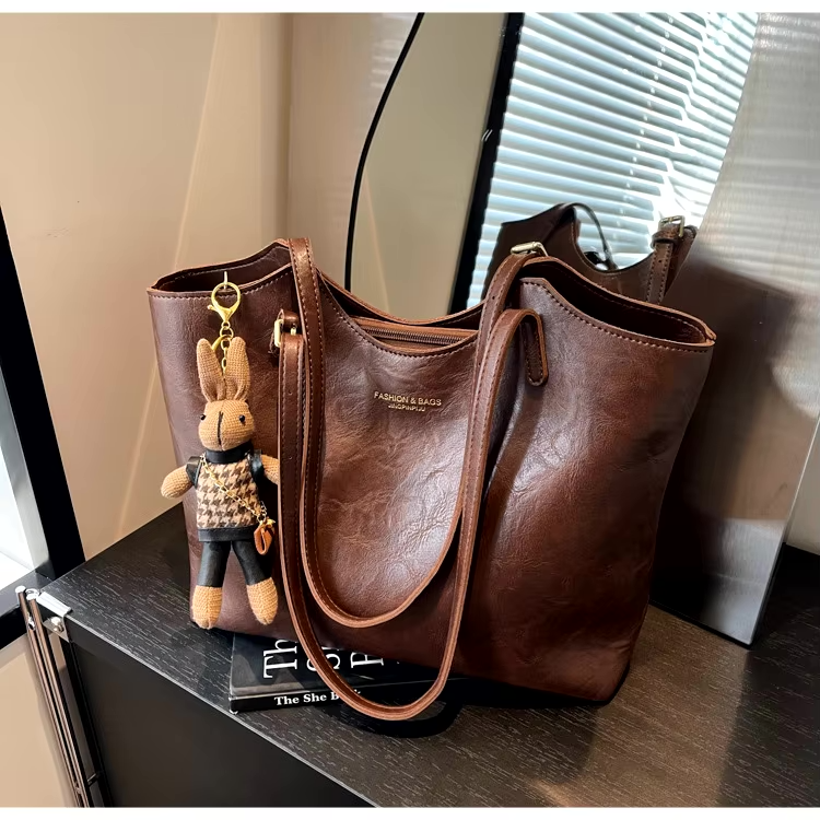 Emma Rustic Edge Tote – Bolso Tote Vintage de Cuero Vegano Elegante