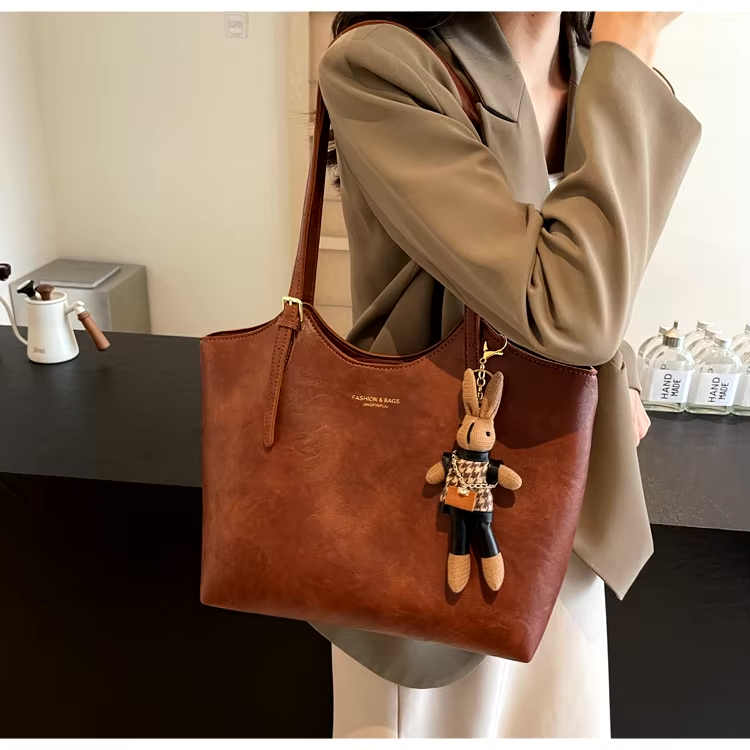 Emma Rustic Edge Tote – Bolso Tote Vintage de Cuero Vegano Elegante